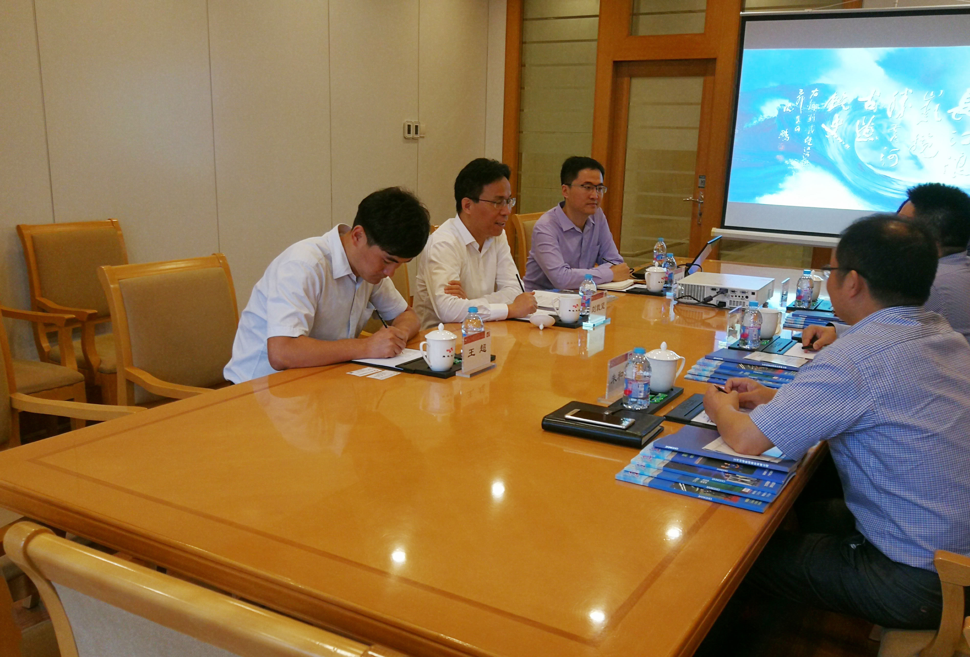 成都市青白江区池勇区长一行在京与刘载望董事上进行座谈